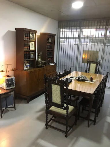 Sala de reuniones con biblioteca jurídica